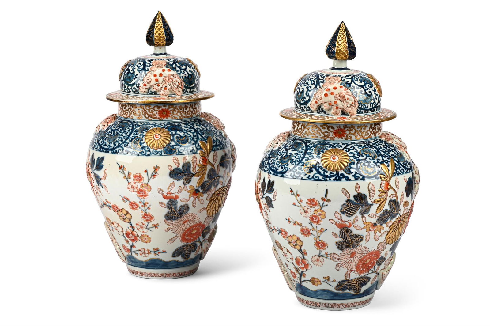 A PAIR OF JAPANESE IMARI VASES AND COVERS, 19TH CENTURY (1 of 4)