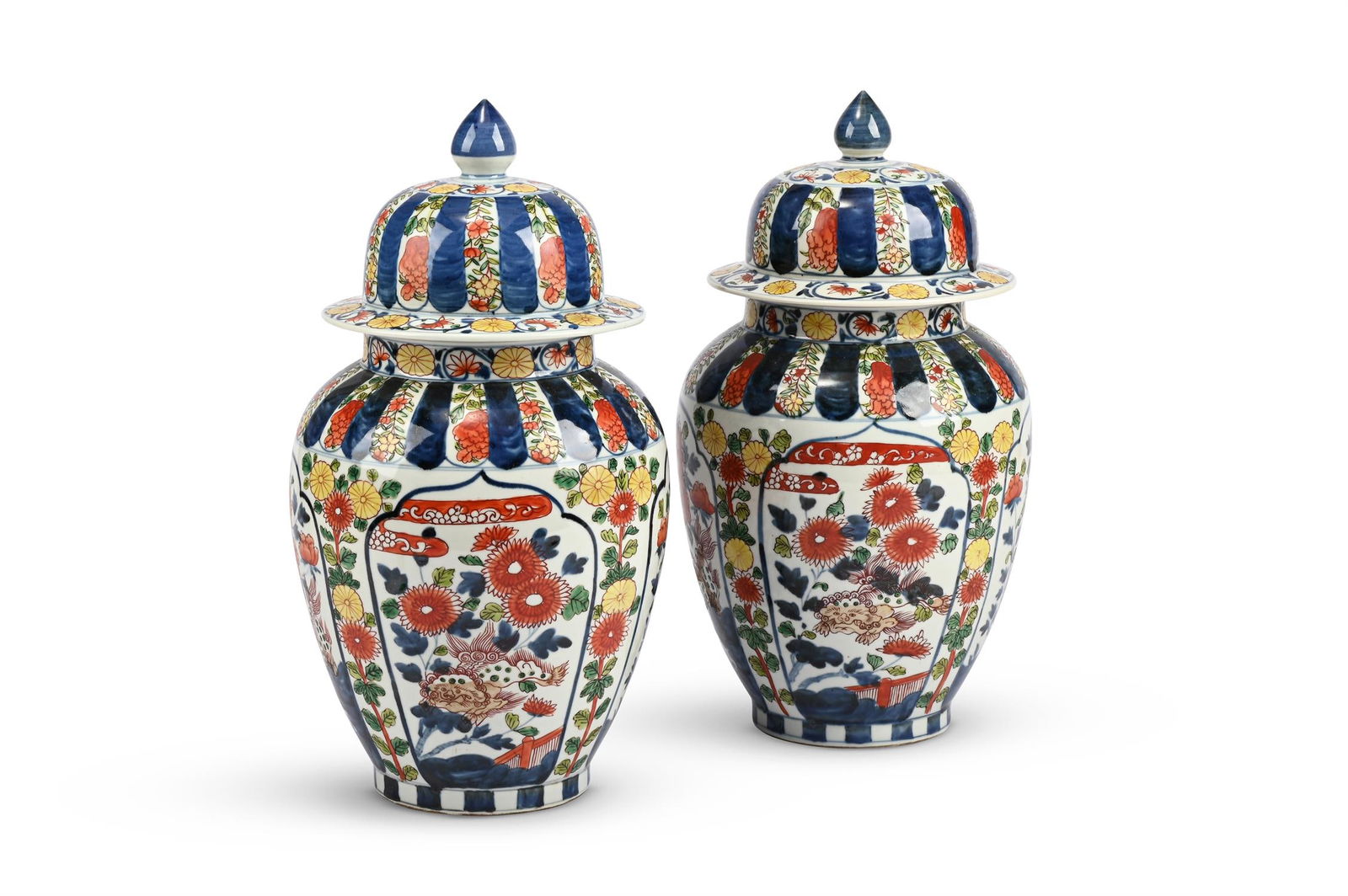 A PAIR OF IMARI VASES AND COVERS, 19TH OR EARLY 20TH CENTURY (1 of 3)