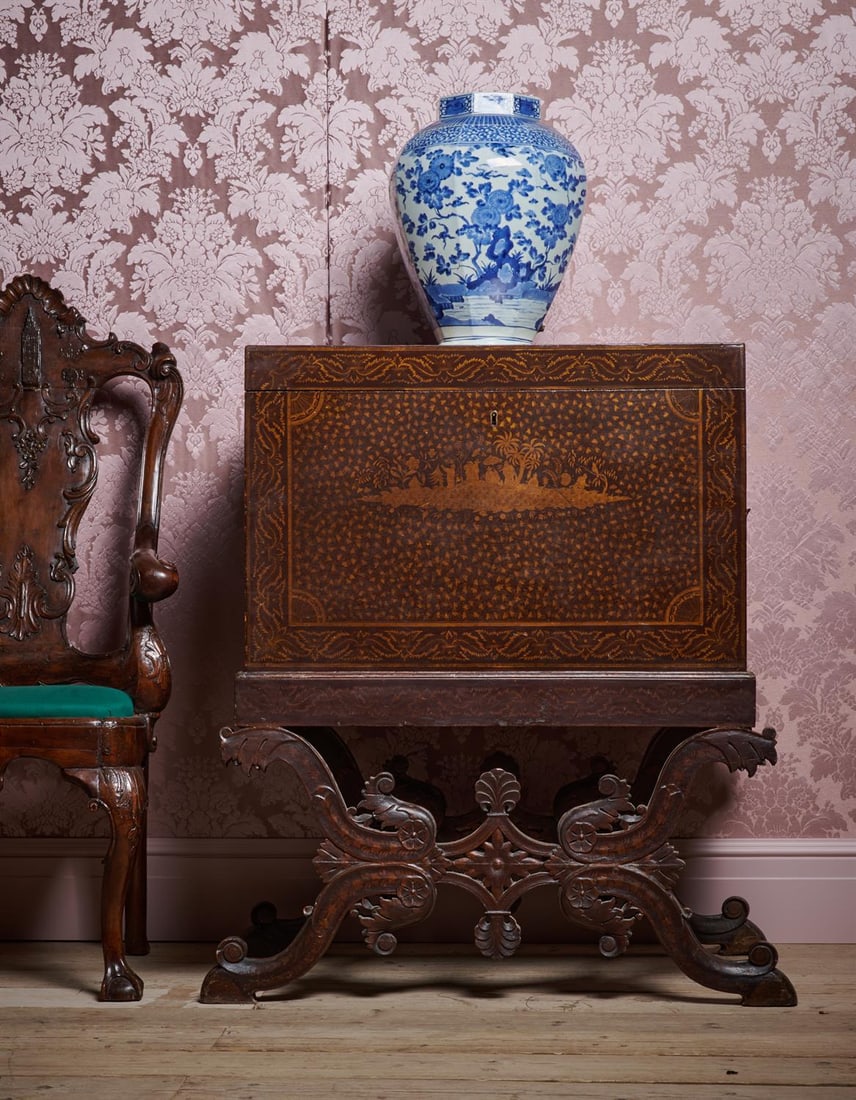 AN INDIAN MAROON LACQUER AND GILT DECORATED CHEST ON STAND, EARLY 19TH CENTURY (1 of 4)