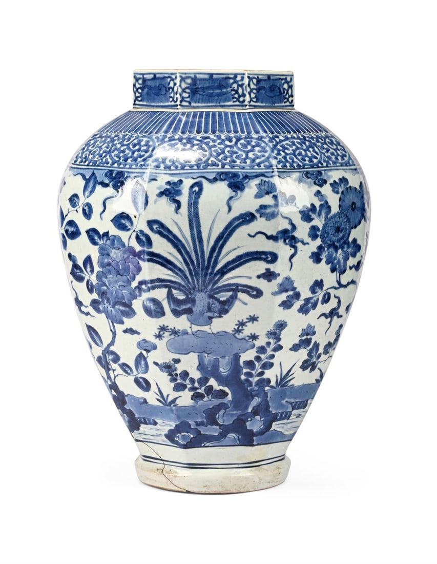 A LARGE JAPANESE ARITA BLUE AND WHITE VASE, EDO PERIOD, LATE 17TH OR 18TH CENTURY (1 of 4)