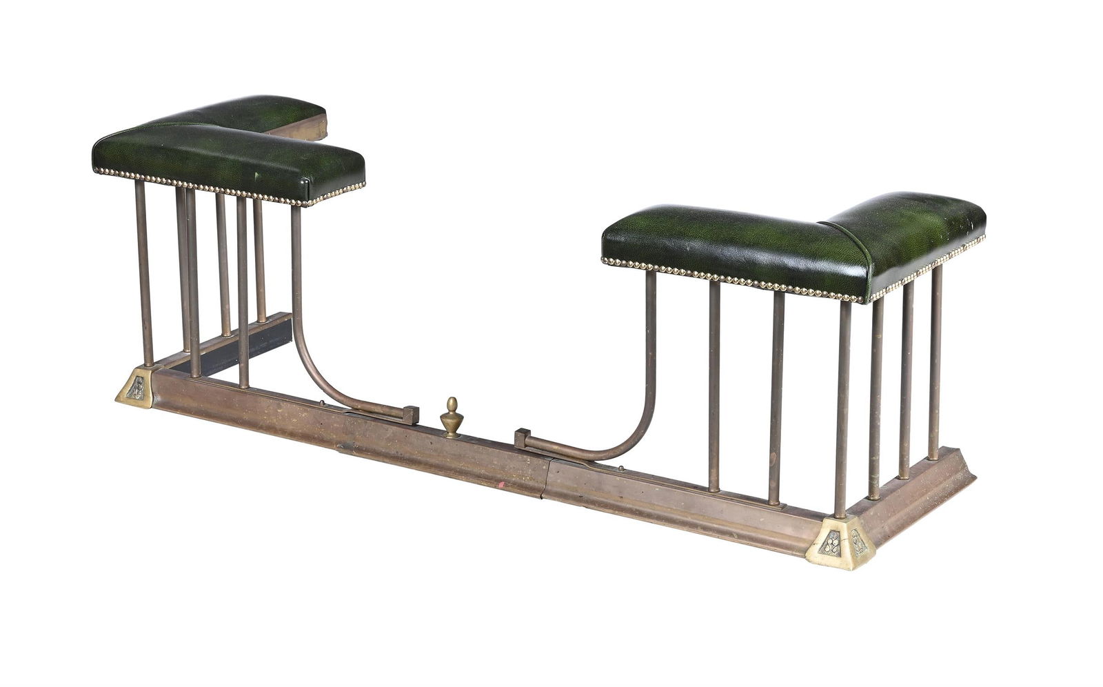 AN ART NOUVEAU BRASS AND GREEN LEATHER EXTENDING CLUB FENDER, EARLY 20TH CENTURY: AN ART NOUVEAU BRASS AND GREEN LEATHER EXTENDING CLUB FENDER EARLY 20TH CENTURY externally 44.5cm high, 135cm wide (166cm fully extended), 43cm deepinternally at the base 120cm wide 35.5cm deep