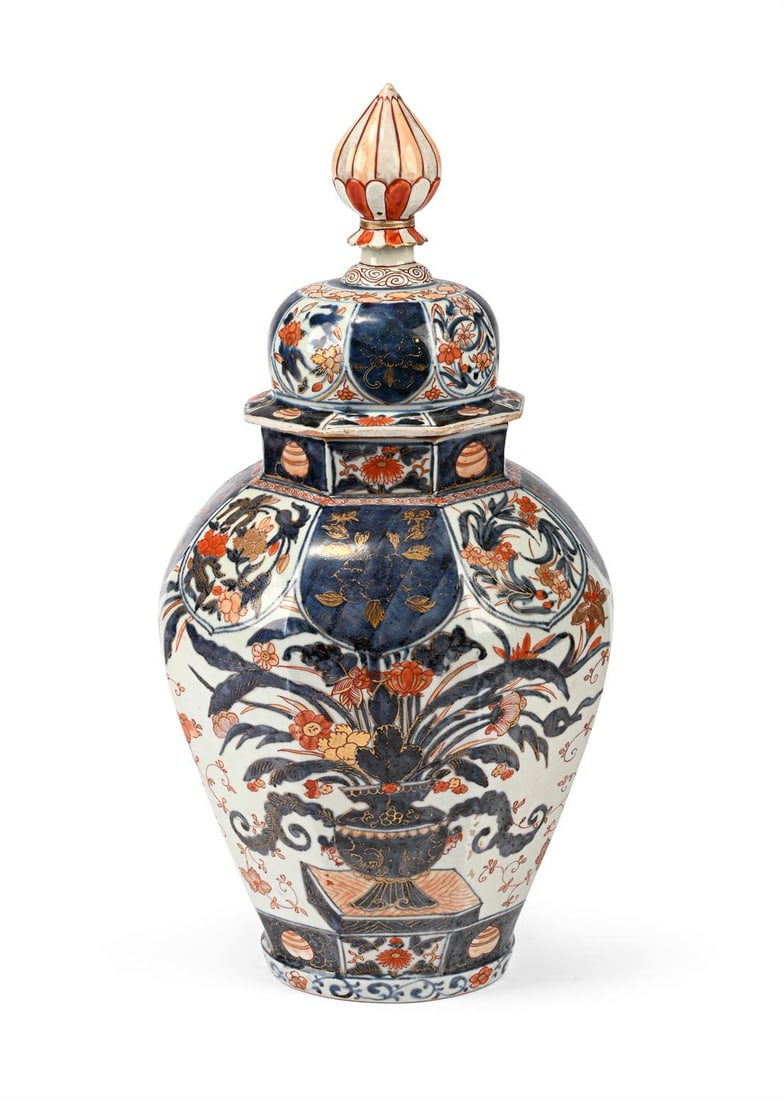 A JAPANESE ARITA VASE AND COVER, EDO PERIOD, LATE 17TH OR 18TH CENTURY (1 of 5)