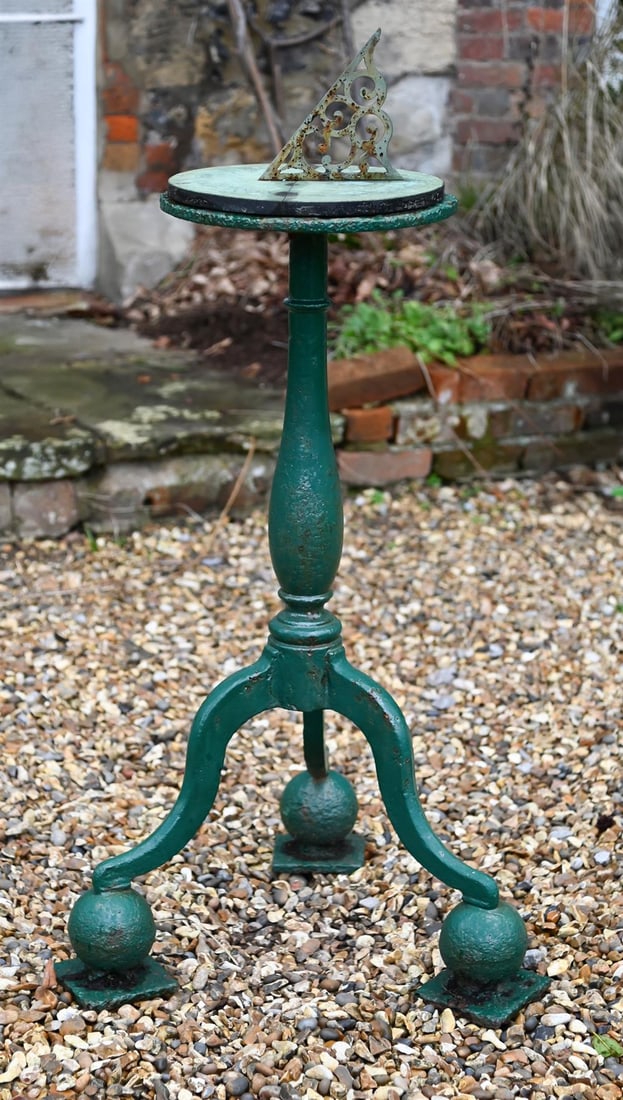 A CAST IRON AND GREEN PAINTED SUNDIAL STAND, IN GEORGE III STYLE, LATE 19TH OR 20TH CENTURY (1 of 2)