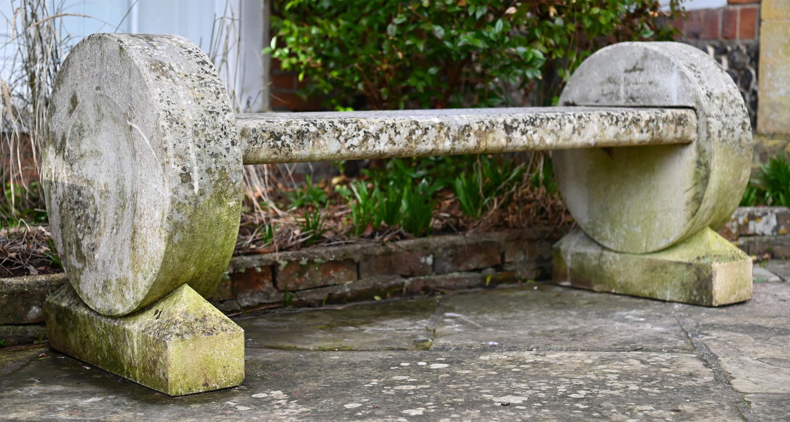 A CARVED STONE ROUNDEL END GARDEN BENCH, 20TH CENTURY (1 of 1)