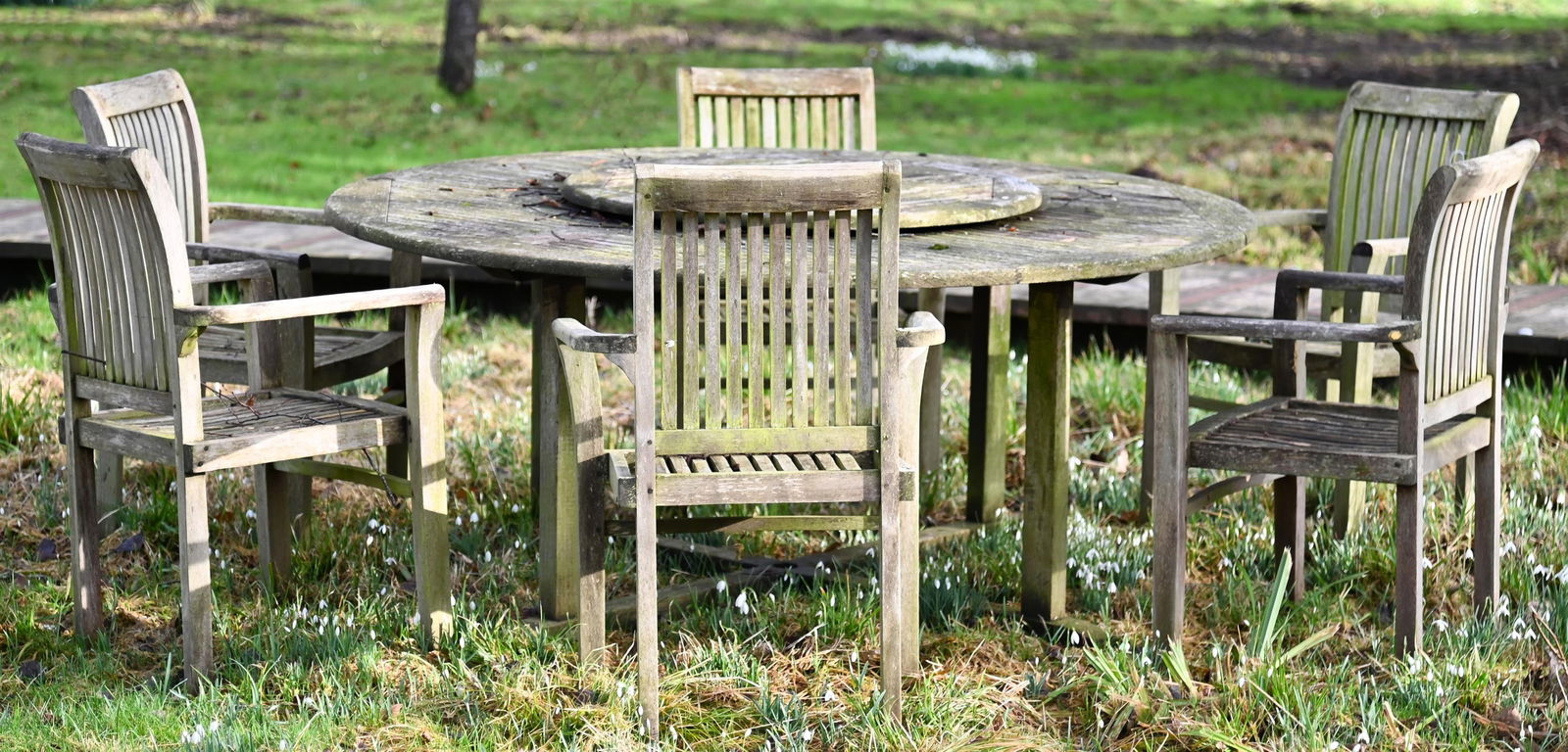 A SUITE OF TEAK GARDEN FURNITURE, 20TH CENTURY (1 of 1)