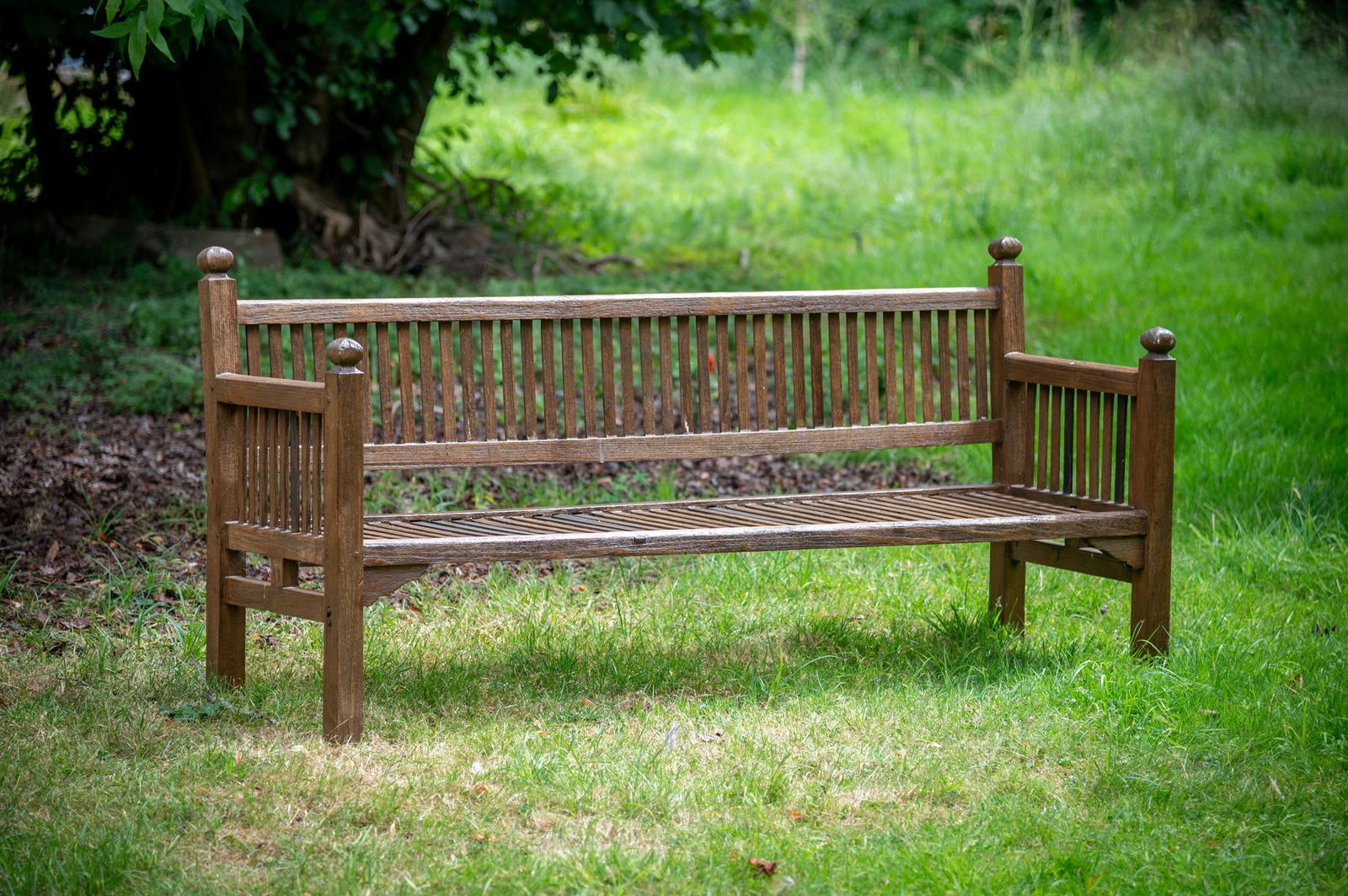 A HARDWOOD GARDEN BENCH, ATTRIBUTED TO HEALS, 20TH CENTURY (1 of 1)