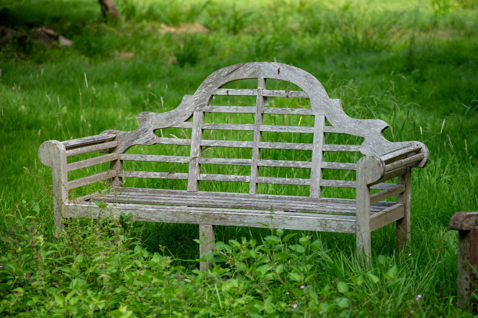 A HARDWOOD GARDEN BENCH, AFTER THE DESIGN BY SIR EDWIN LUTYENS, CONTEMPORARY (1 of 2)