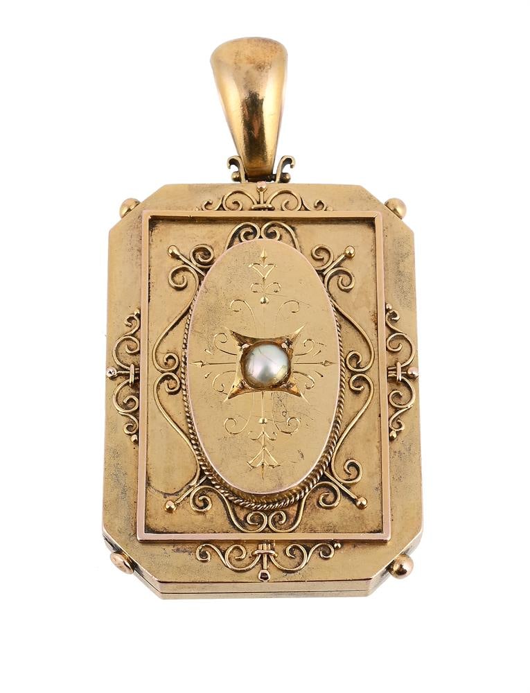 A SPLIT CULTURED PEARL SET LOCKET (1 of 1)