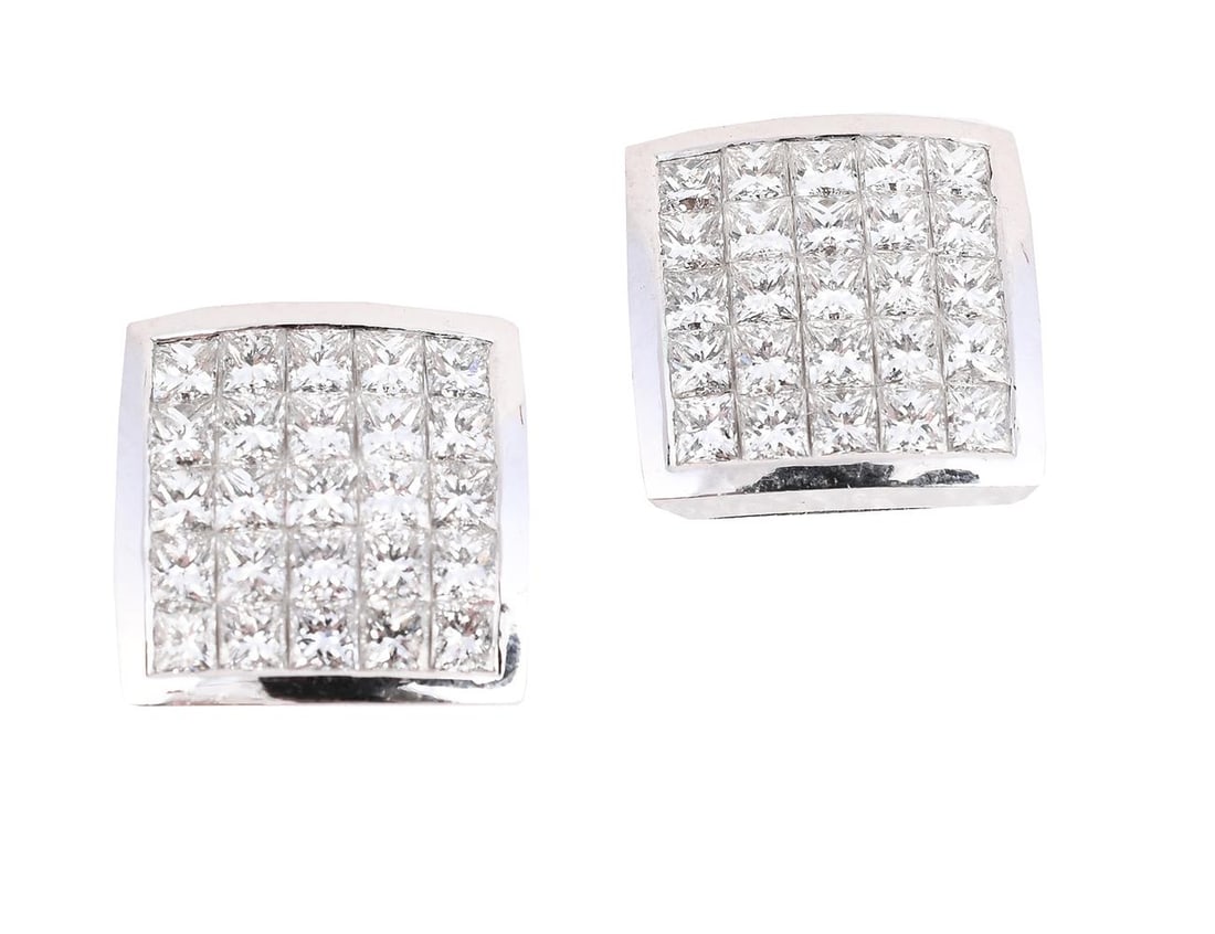 A PAIR OF DIAMOND STUD EARRINGS: A PAIR OF DIAMOND STUD EARRINGS The sq