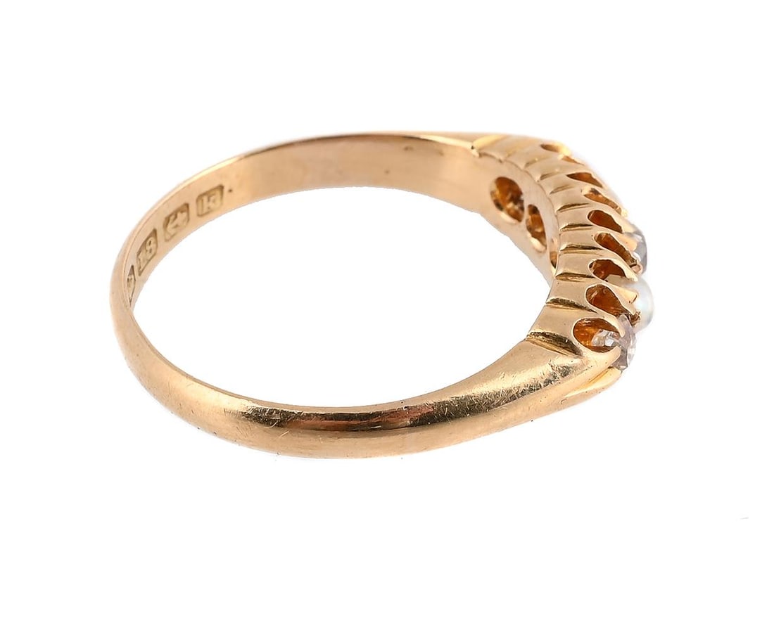 AN EDWARDIAN DIAMOND AND PEARL FIVE STONE RING - 2
