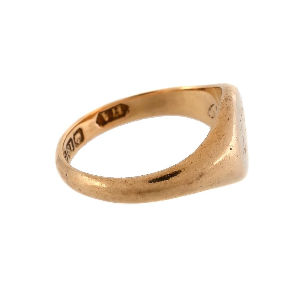AN 18 CARAT GOLD SIGNET RING - 2