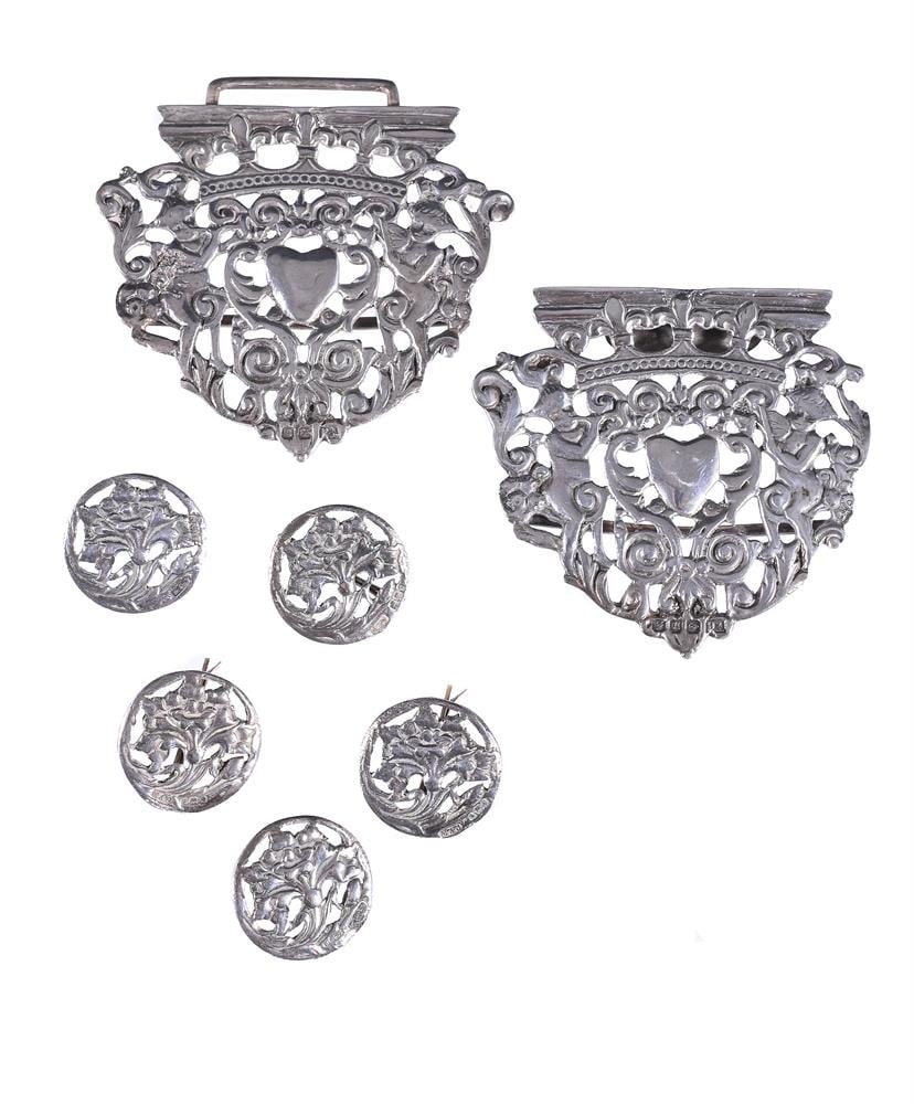 THOMAS HAYES, A SILVER NURSES BUCKLE AND MALE & JONES, FIVE SILVER BUTTONS: THOMAS HAYES, A SILVER NURSES BUCKLE AND MALE & JONES, FIVE SILVER BUTTONS The belt buckle with pierced scrolled panels with a pair of cherubs and a heart motif between, Birmingham