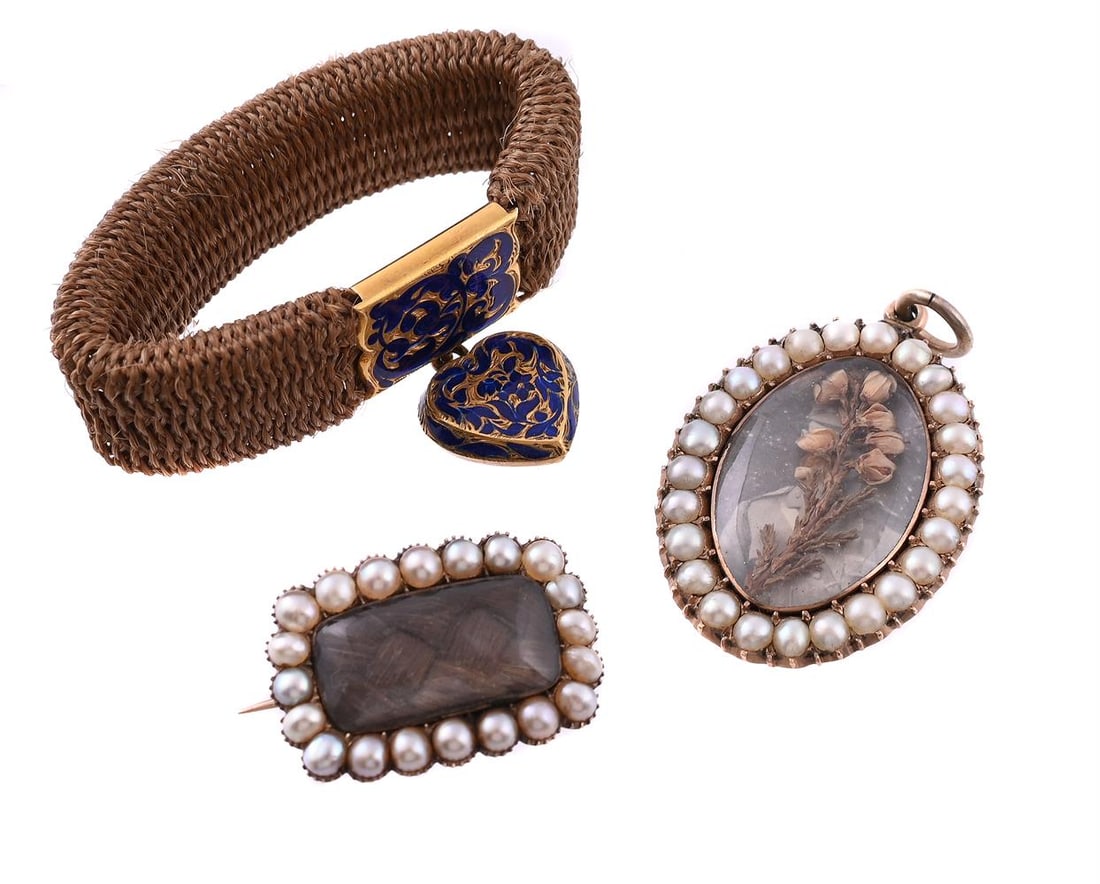 A SMALL COLLECTION OF EARLY 19TH CENTURY JEWELLERY (1 of 1)