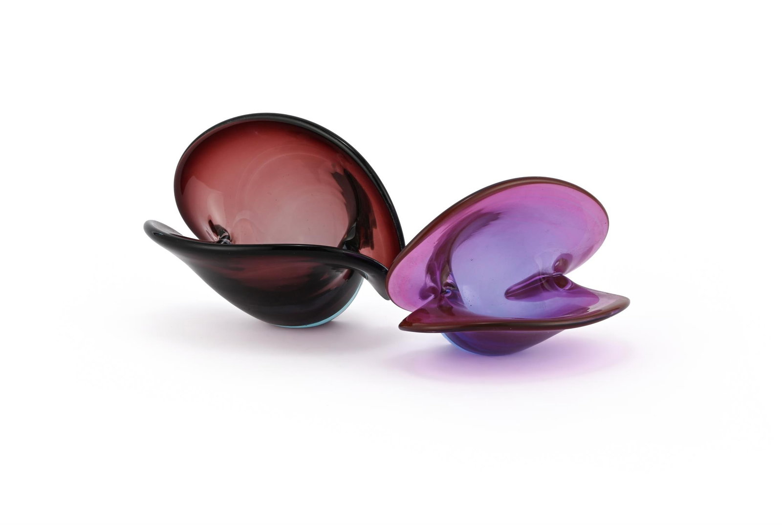 ATTRIBUTED TO ARCHIMEDE SEGUSO (ITALIAN, 1909-1999), TWO CLAM SHELL BOWLS; SECOND HALF 20TH CENTURY: ATTRIBUTED TO ARCHIMEDE SEGUSO (ITALIAN, 1909-1999) TWO CLAM SHELL BOWLS; SECOND HALF 20TH CENTURYRed and pink glass respectively 9.5cm high