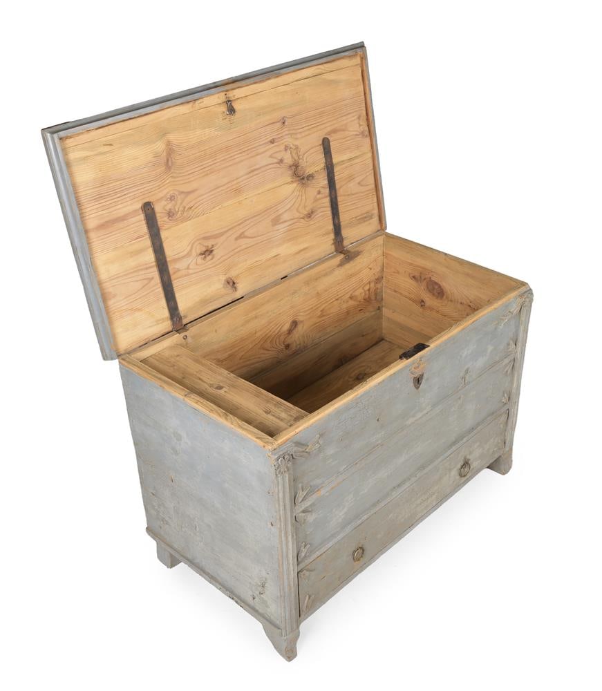 A SWEDISH GUSTAVIAN PAINTED LARCH CHEST OF DRAWERS, FIRST QUARTER 19TH CENTURY - 3