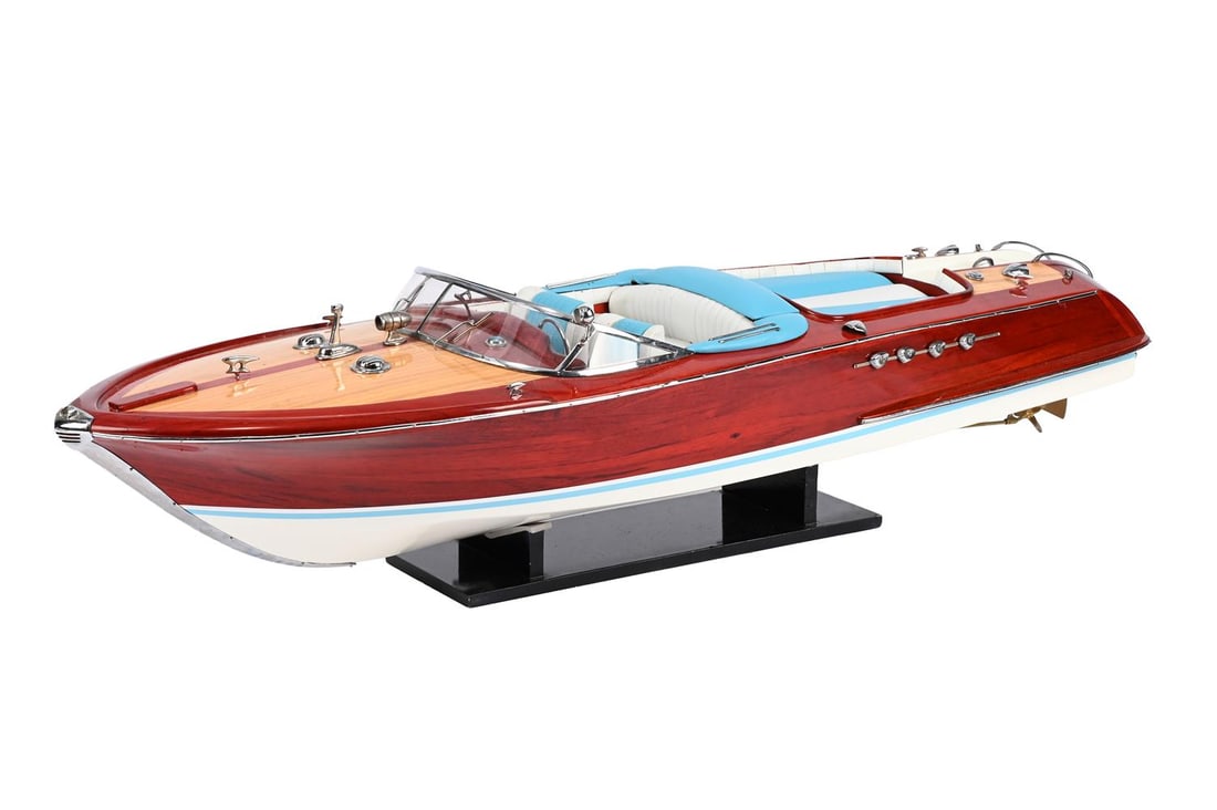 A DESK MODEL OF A RIVA SPEEDBOAT, 20TH CENTURY (1 of 4)