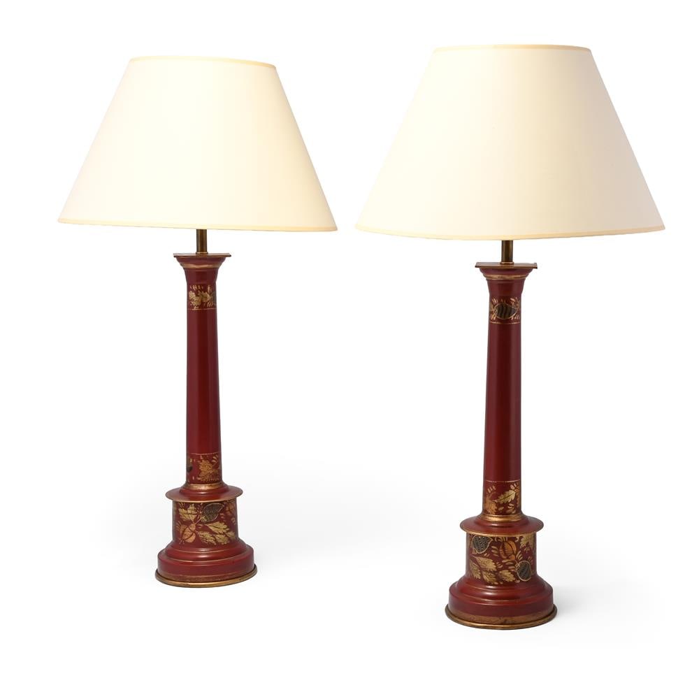 A PAIR OF RED TOLE AND PAINTED COLUMN LAMPS, TUSCAN, IN REGENCY STYLE, OF RECENT MANUFACTURE: A PAIR OF RED TOLE AND PAINTED COLUMN LAMPS
