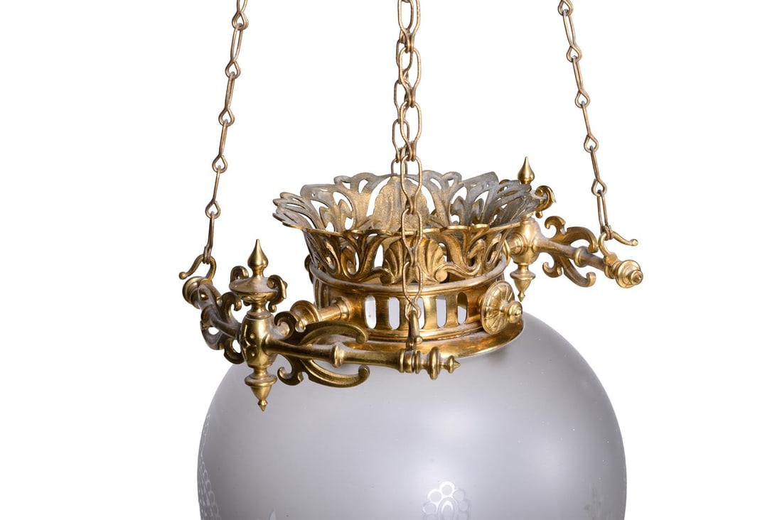 A GILT METAL MOUNTED ETCHED GLASS PENDANT LIGHT, IN VICTORIAN STYLE, FIRST HALF 20TH CENTURY - 2