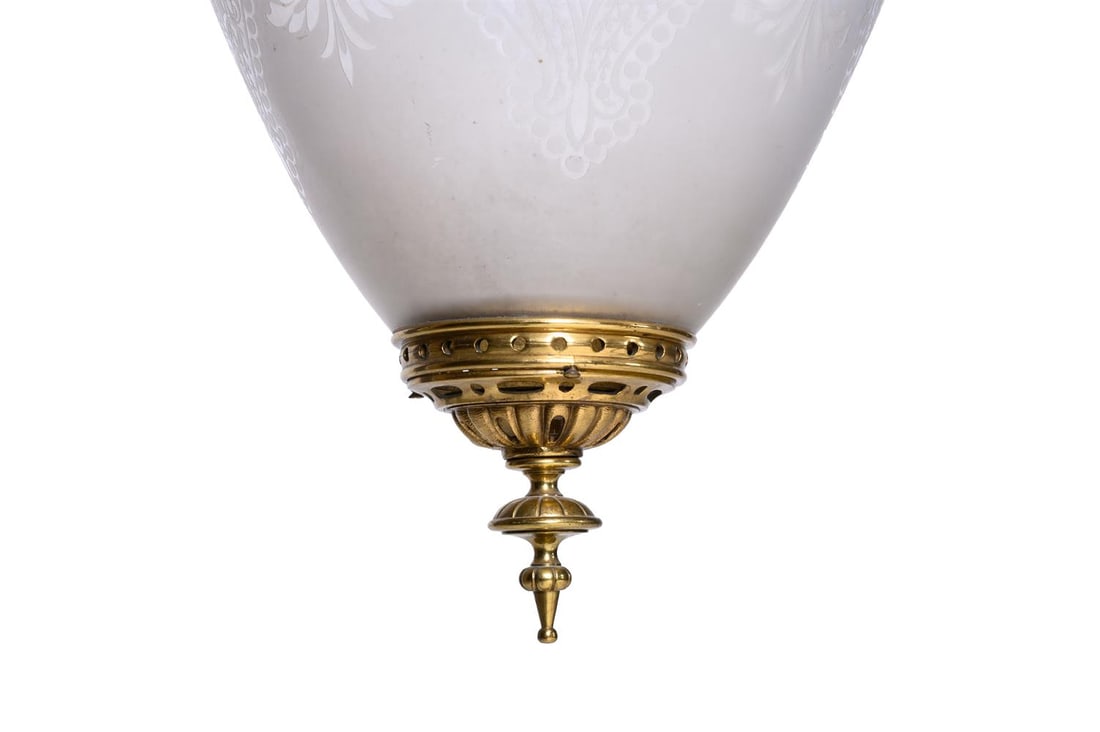 A GILT METAL MOUNTED ETCHED GLASS PENDANT LIGHT, IN VICTORIAN STYLE, FIRST HALF 20TH CENTURY - 3