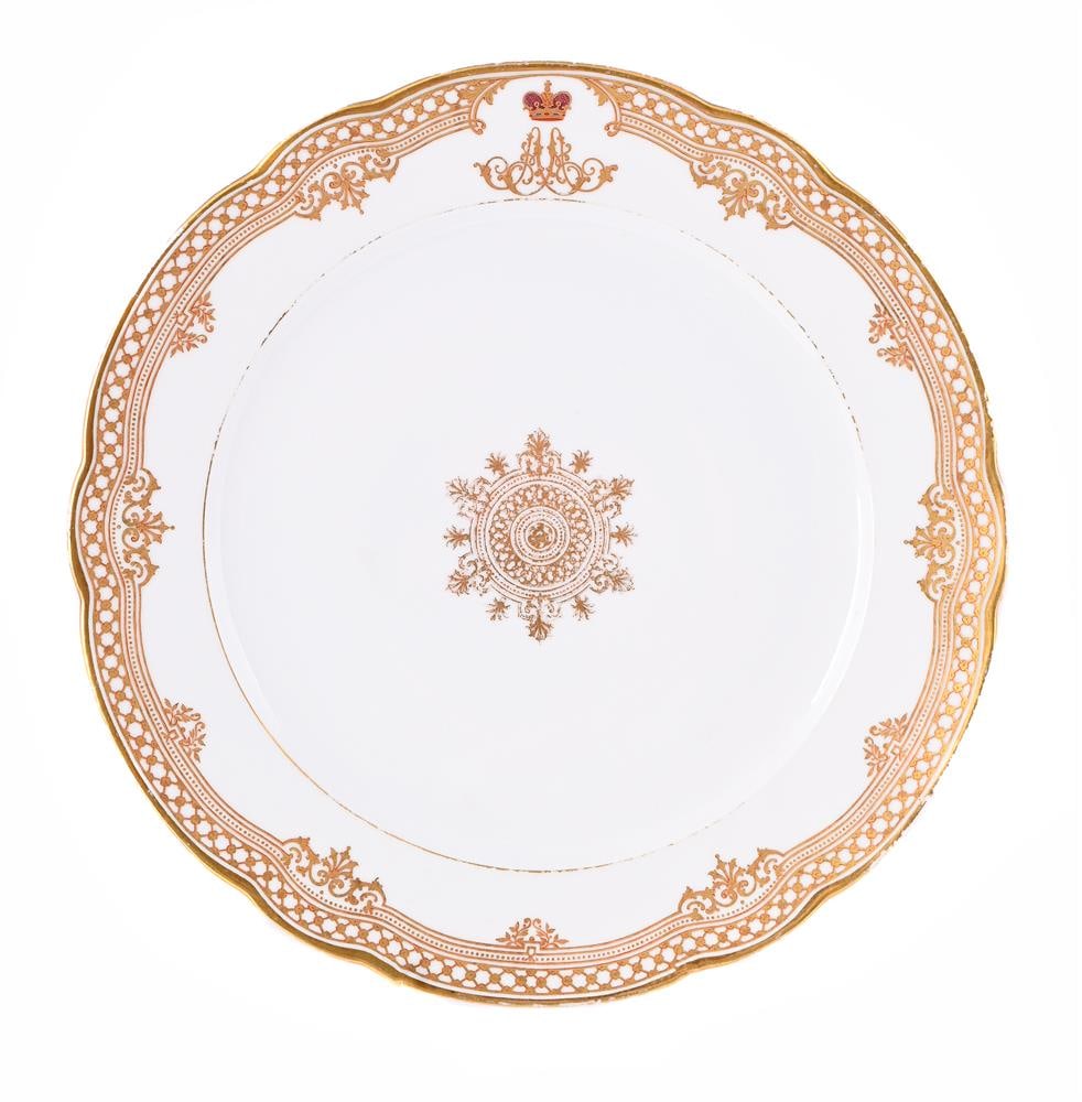 A ST PETERSBURG IMPERIAL PORCELAIN FACTORY DINNER PLATE, THIRD QUARTER 19TH CENTURY: A ST PETERSBURG IMPERIAL PORCELAIN FACTORY DINNER PLATE FROM THE GRAND DUKE ALEXANDER ALEXANDROVICH SERVICE THIRD QUARTER 19TH CENTURY With central gilt and iron-red boss within a trellis border and