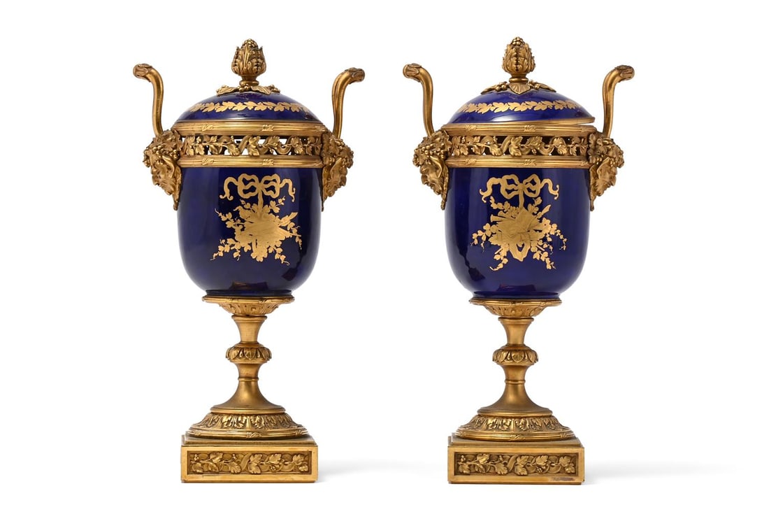 A PAIR OF FRENCH ORMOLU MOUNTED PORCELAIN POT POURRI VASES WITH PANELS BY L SCHILT, 19TH CENTURY - 3