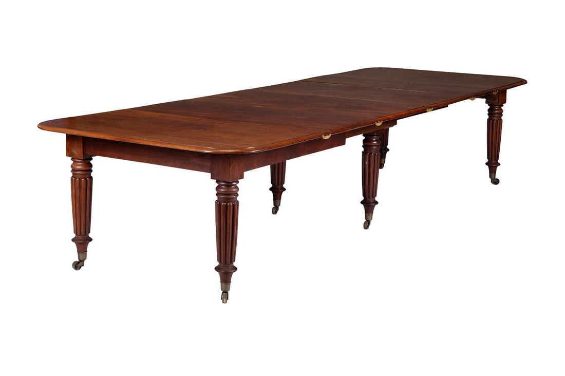 A LARGE WILLIAM IV MAHOGANY EXTENDING DINING TABLE, IN THE MANNER OF GILLOWS, CIRCA 1835: A LARGE WILLIAM IV MAHOGANY EXTENDING DINING TABLE