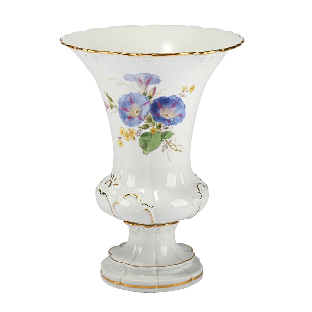 A PAIR OF MEISSEN FLOWER-ENCRUSTED URNS, LATE 19TH CENTURY, TOGETHER WITH A TRUMPET VASE - 4
