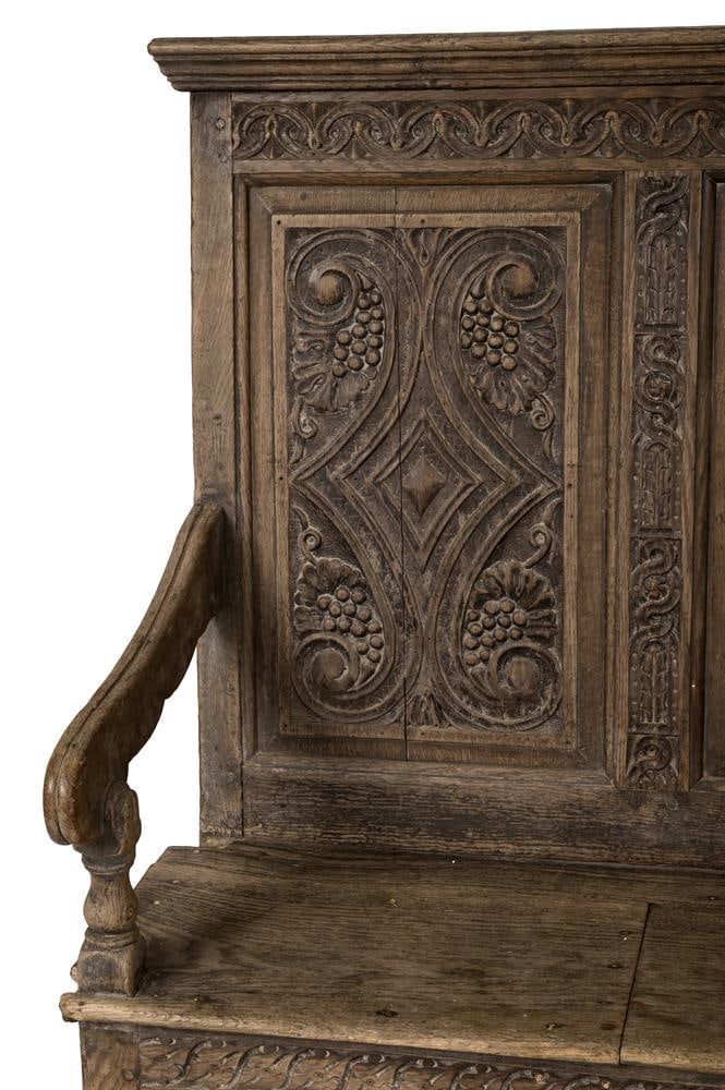 A CARVED OAK FOUR PANEL BOX SETTLE, LAST QUARTER 17TH CENTURY - 3