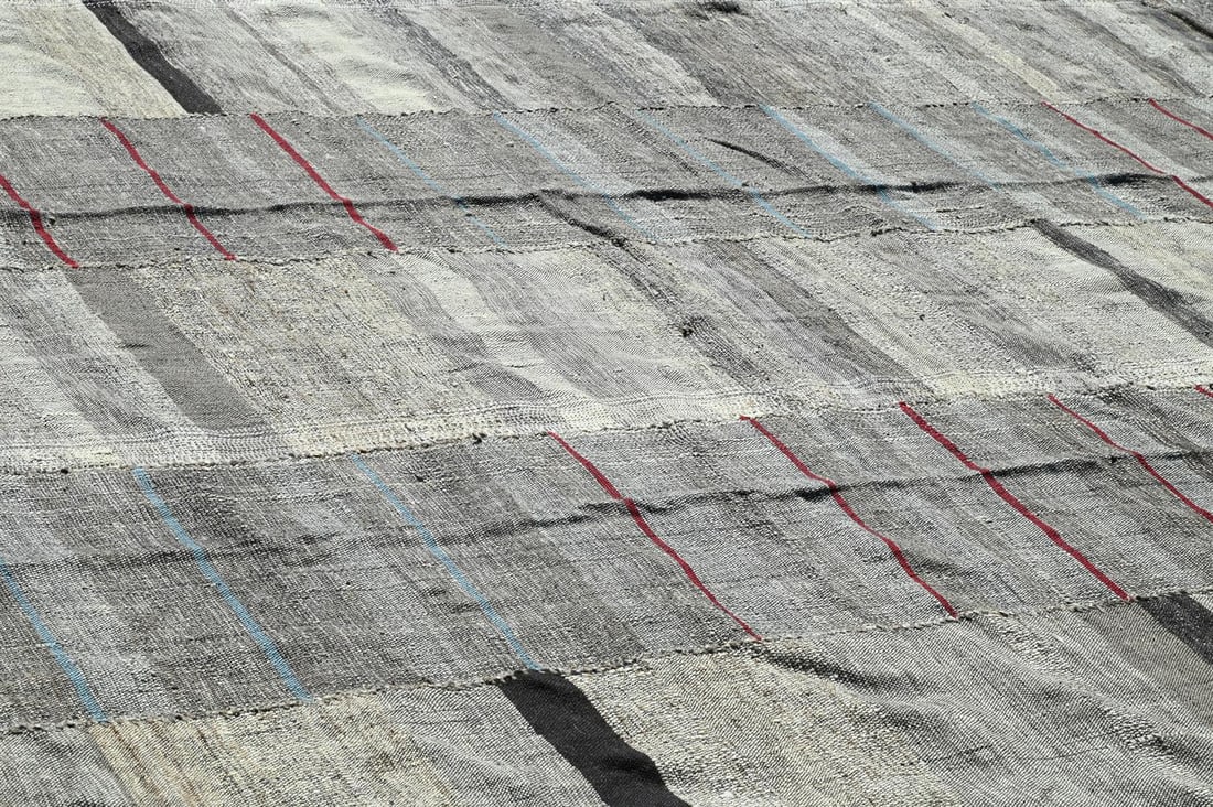 A MAZANDARAN FLATWOVEN CARPET, 20TH OR 21ST CENTURY - 3