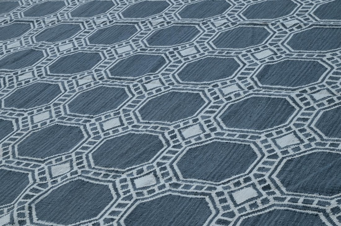A CONTEMPORARY SWEDISH DESIGN IVORY AND GREY BLUE FLATWEAVE CARPET, MODERN - 4