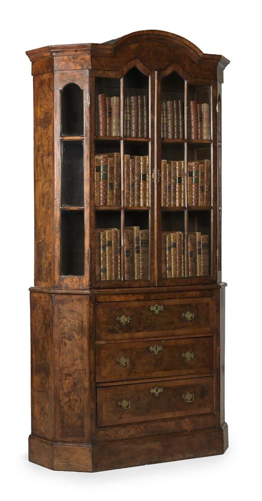 A WALNUT DISPLAY CABINET, DUTCH, LATE 19TH OR EARLY 20TH CENTURY - 2