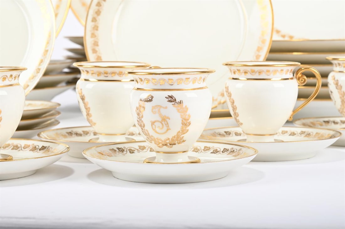 A COMPOSITE PARIS PORCELAIN AND LIMOGES PART DINNER SERVICE, LATE 19TH CENTURY - 2