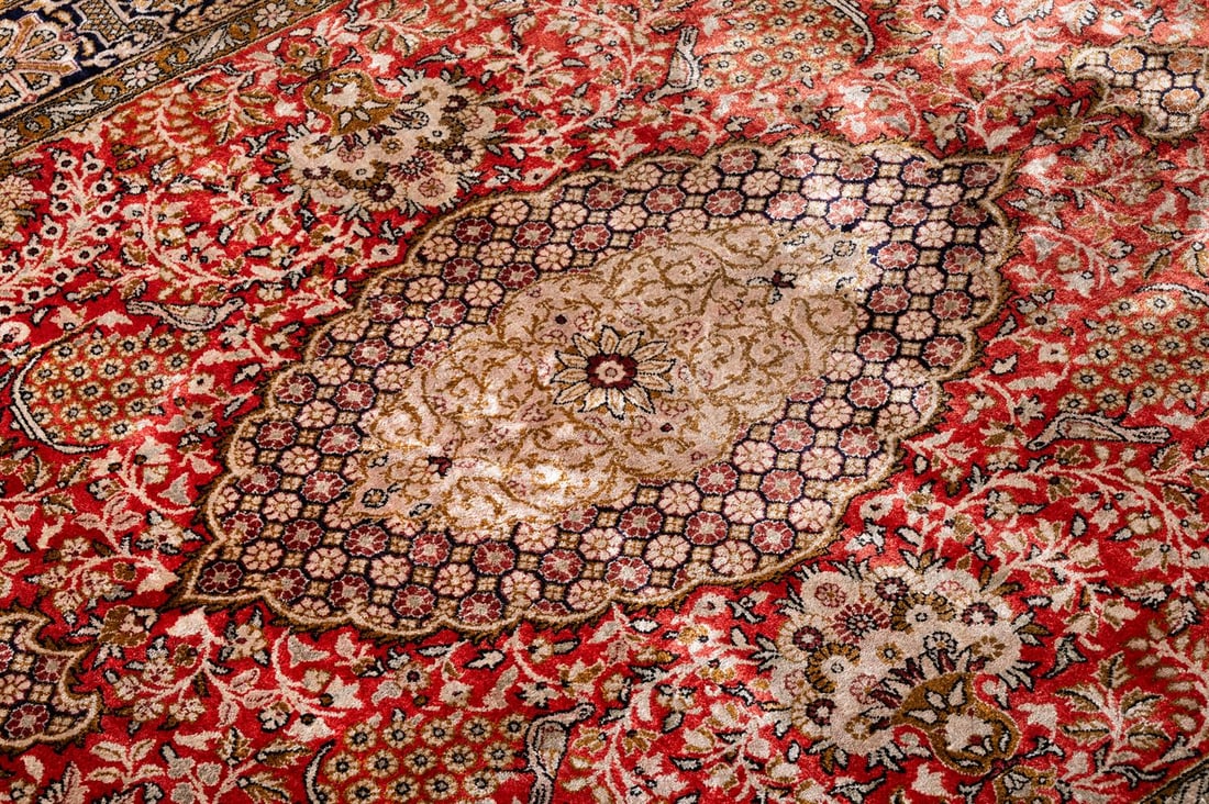 A PERSIAN SILK QUM RUG, PROBABLY FIRST HALF 20TH CENTURY - 3