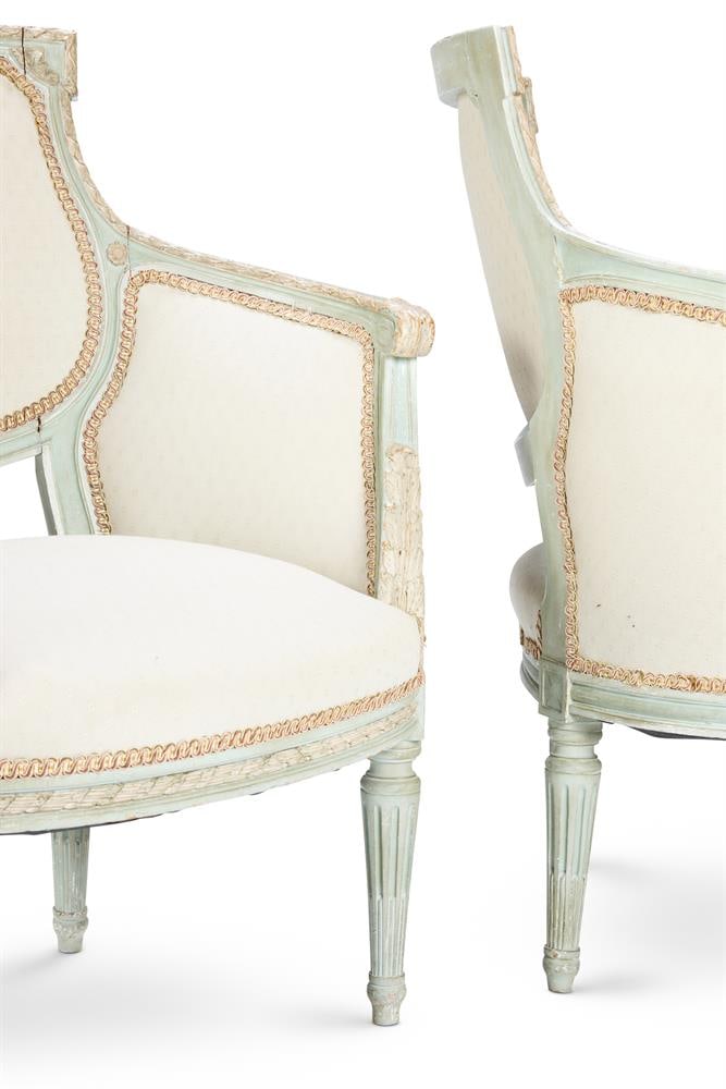 A PAIR OF PALE GREEN AND WHITE PAINTED BERGERES, IN LOUIS XVI STYLE, CIRCA 1900 - 2