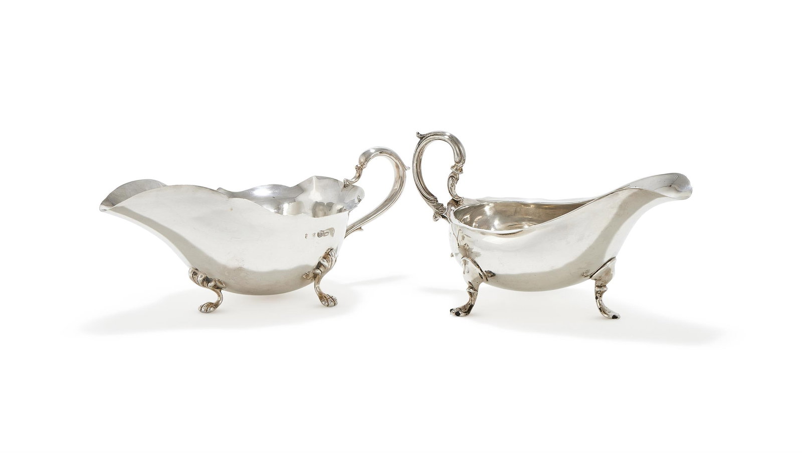 AN EDWARDIAN SILVER SHAPED OVAL SAUCE BOAT, JONES & CROMPTON (1 of 2)