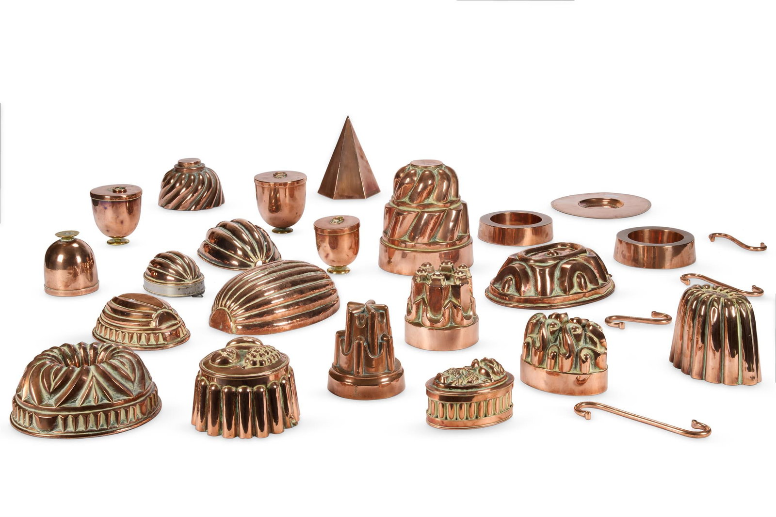 A COLLECTION OF COPPER JELLY MOULDS AND RELATED KITCHEN ITEMS, 19TH/EARLY 20TH CENTURY (1 of 1)