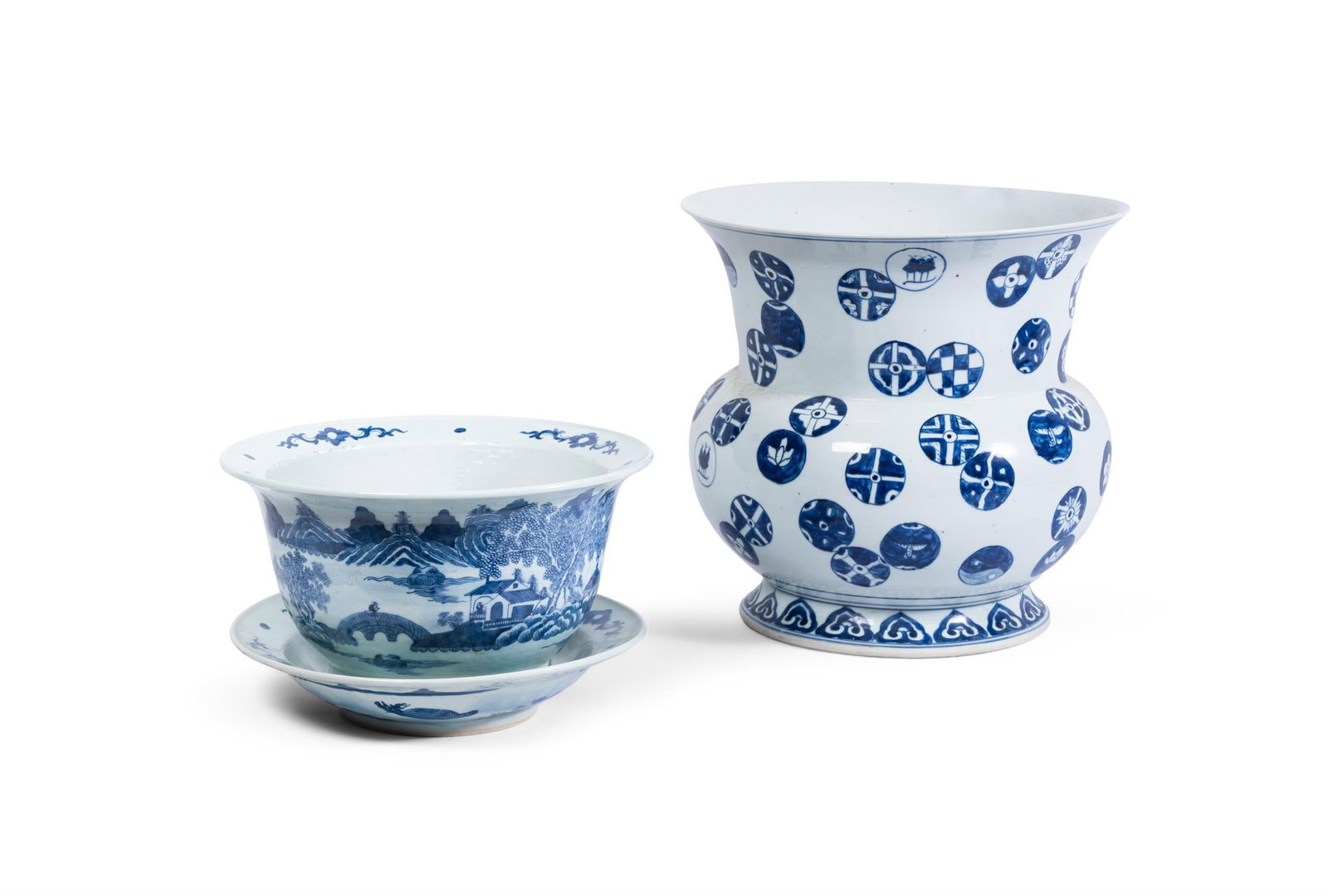 A CHINESE BLUE AND WHITE PLANTER AND MATCHING TRAY, 19TH CENTURY (1 of 5)
