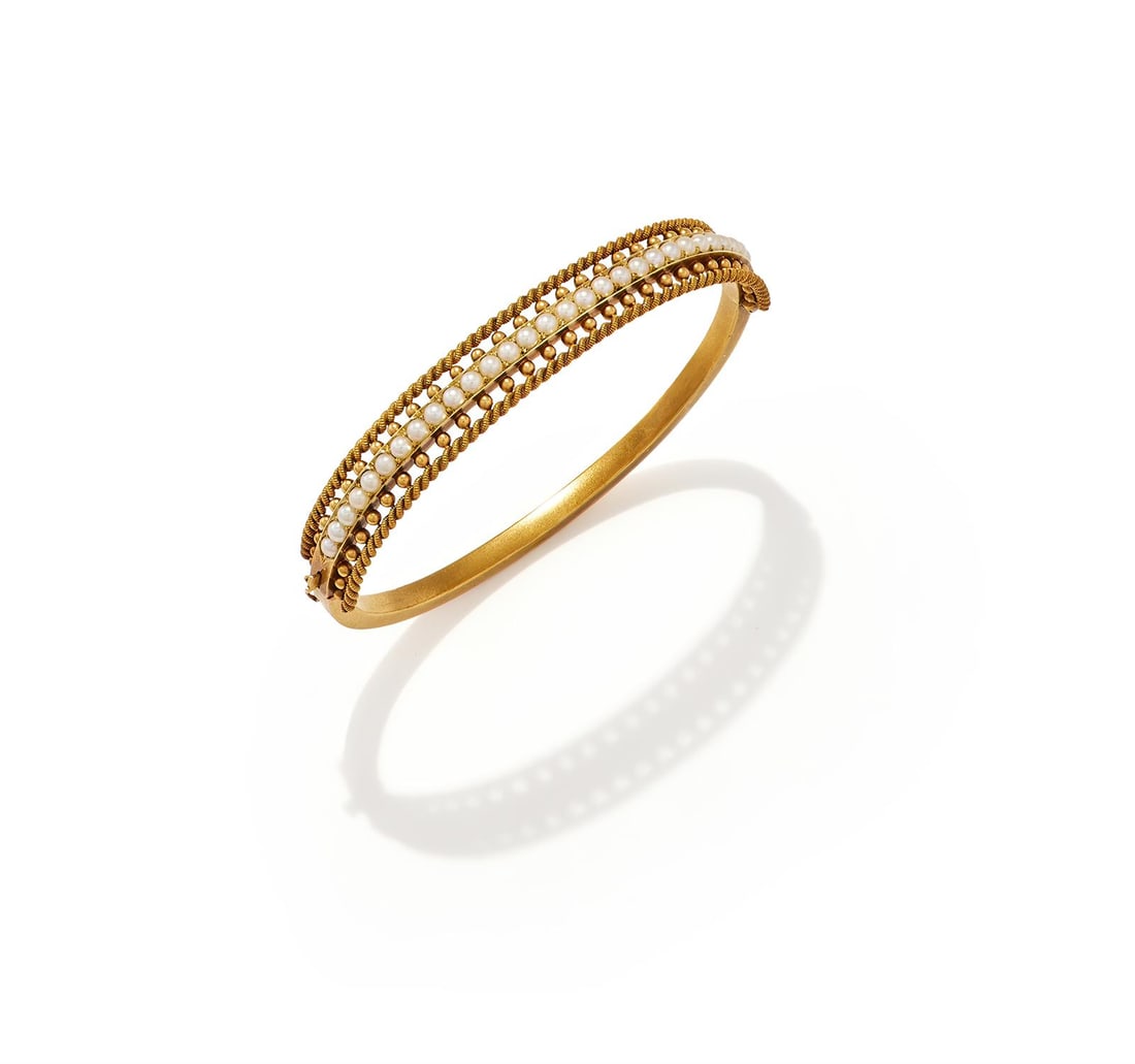 AN EARLY 20TH CENTURY HALF PEARL BANGLE (1 of 4)