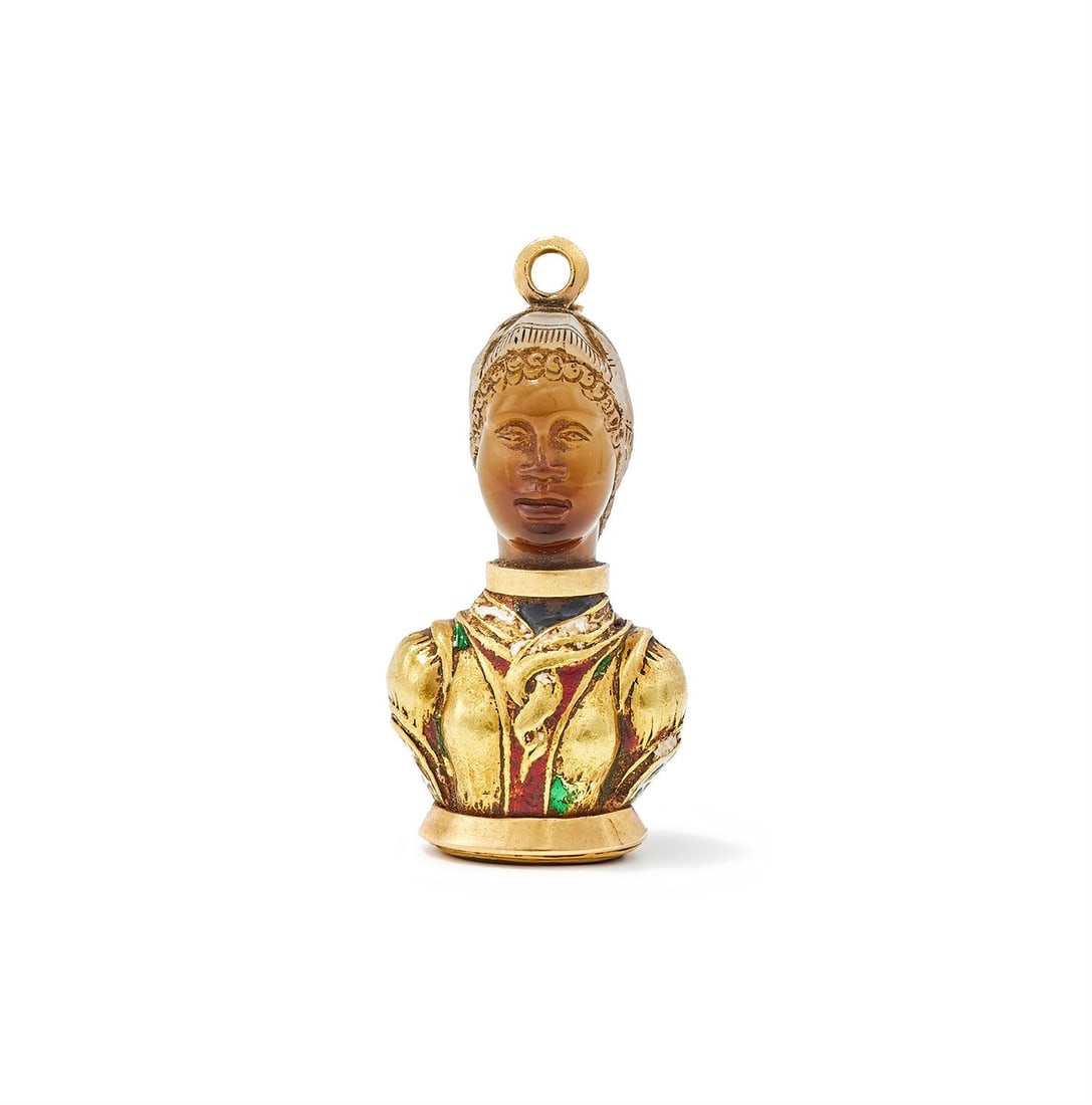 A LATE 18TH CENTURY ONYX AND ENAMELLED SEAL: A LATE 18TH CENTURY ONYX AND ENAMELLED SEAL The banded onyx head carved with curls of hair below a turban, to a gold tunic with traces of enamelling, with loop bale and chain attachments, the oval