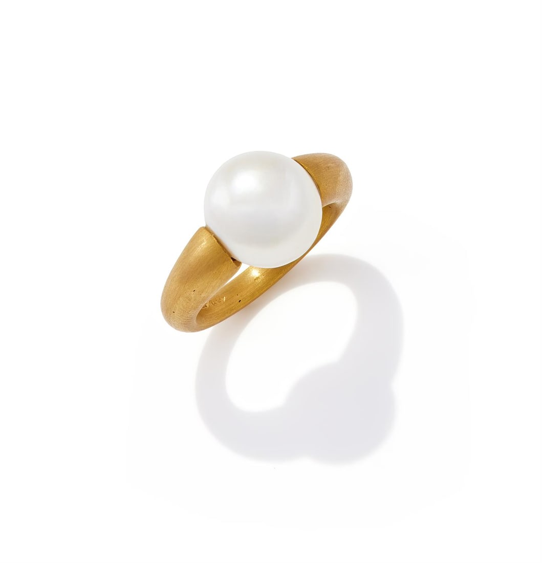 A FRESHWATER CULTURED PEARL RING: A FRESHWATER CULTURED PEARL RING LONDON 2017 The freshwater cultured pearl to tapering matt 18ct gold shoulders, UK hallmark, maker's mark JLMSize/dimensions: ring size M Gross weight: 10.4 grams