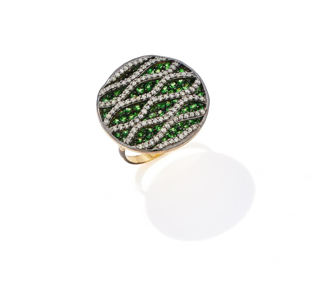 A DIAMOND AND TSAVORITE GARNET DRESS RING (1 of 3)