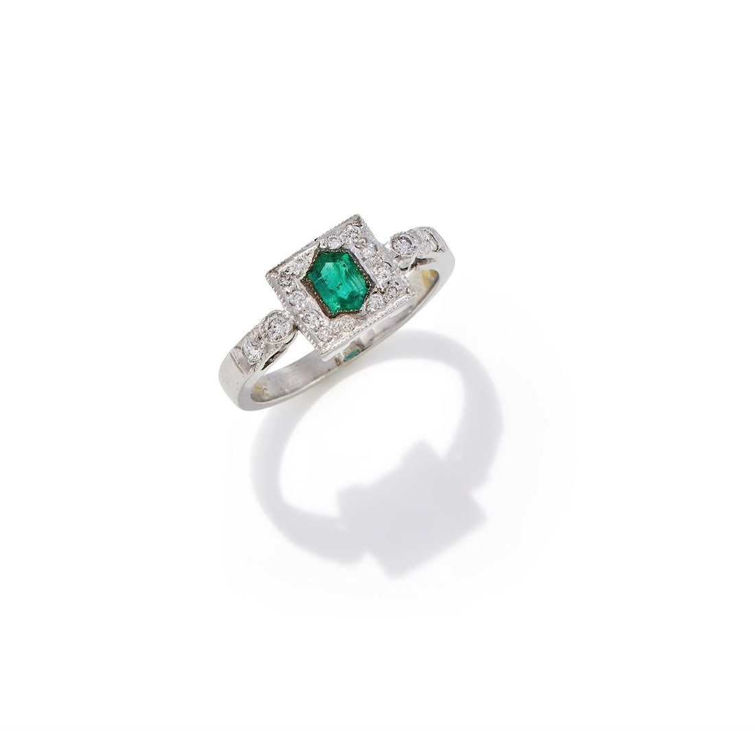 AN EMERALD AND DIAMOND DRESS RING (1 of 3)