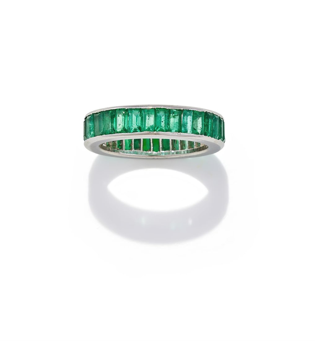 AN EMERALD ETERNITY RING - 2