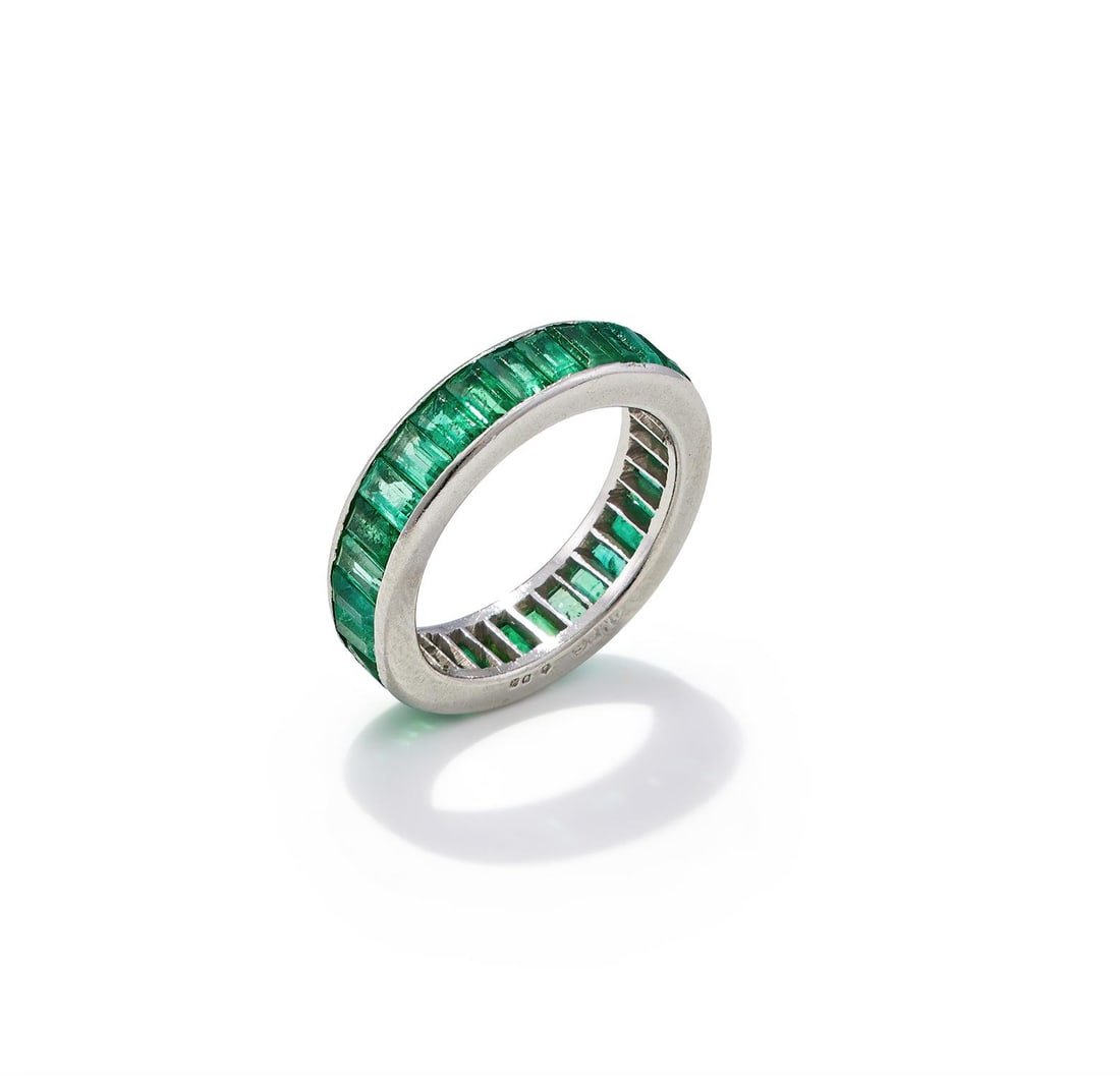 AN EMERALD ETERNITY RING - 3
