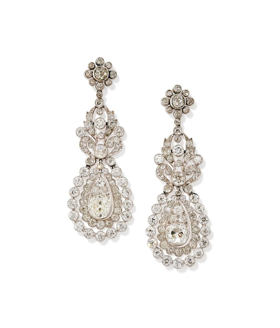A PAIR OF DIAMOND PENDENT EARRINGS (1 of 3)