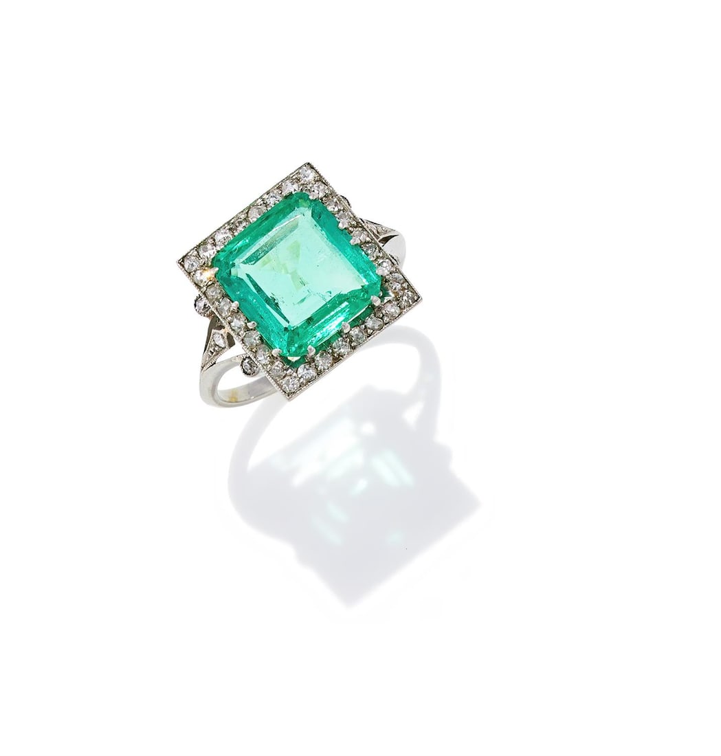 AN EARLY 20TH CENTURY EMERALD AND DIAMOND RING (1 of 4)