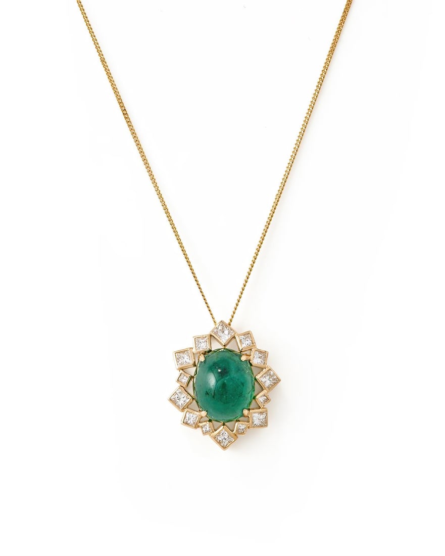 AN EMERALD AND DIAMOND PENDANT NECKLACE (1 of 2)