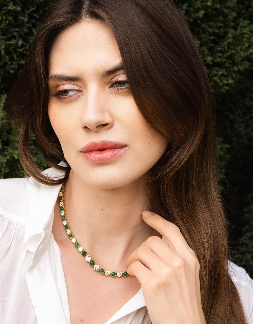 AN EMERALD AND DIAMOND LINE NECKLACE: AN EMERALD AND DIAMOND LINE NECKLACEDesigned as a graduated alternating line of circular cabochon emeralds and old European cut diamonds, unmarkedSize/dimensions: 43.0cm longGross weight: 39.0 grams