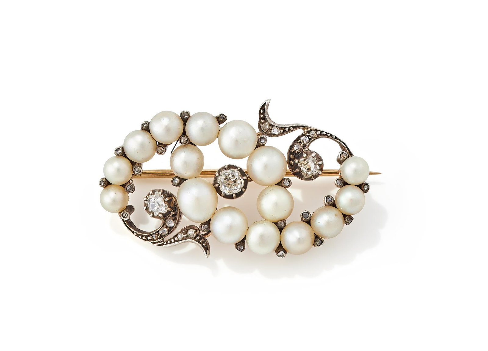 AN EARLY 20TH CENTURY PEARL AND DIAMOND BROOCH (1 of 2)