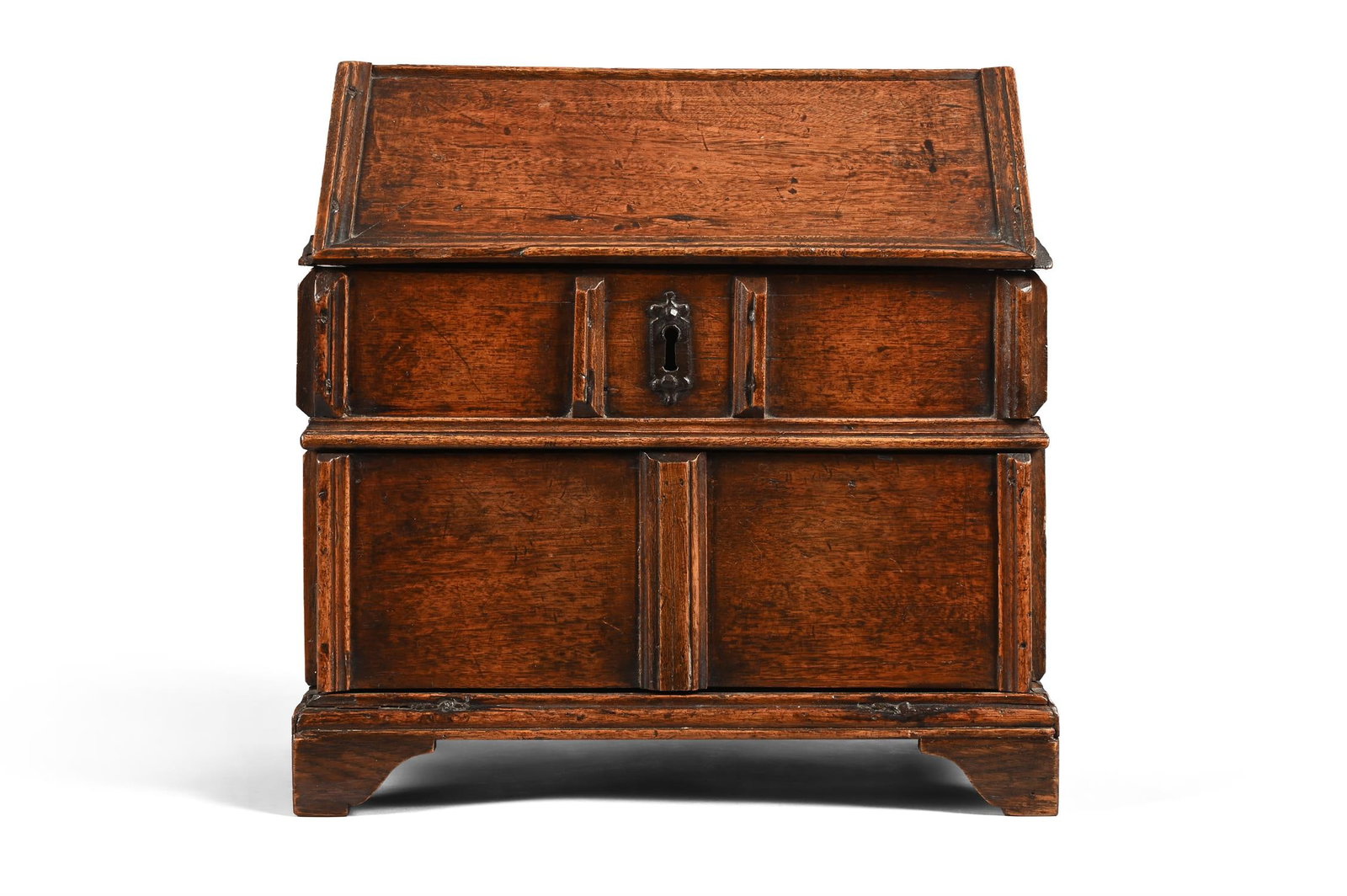 AN UNUSUAL COMMONWEALTH WALNUT TABLE TOP DESK BOX, CIRCA 1650 (1 of 4)